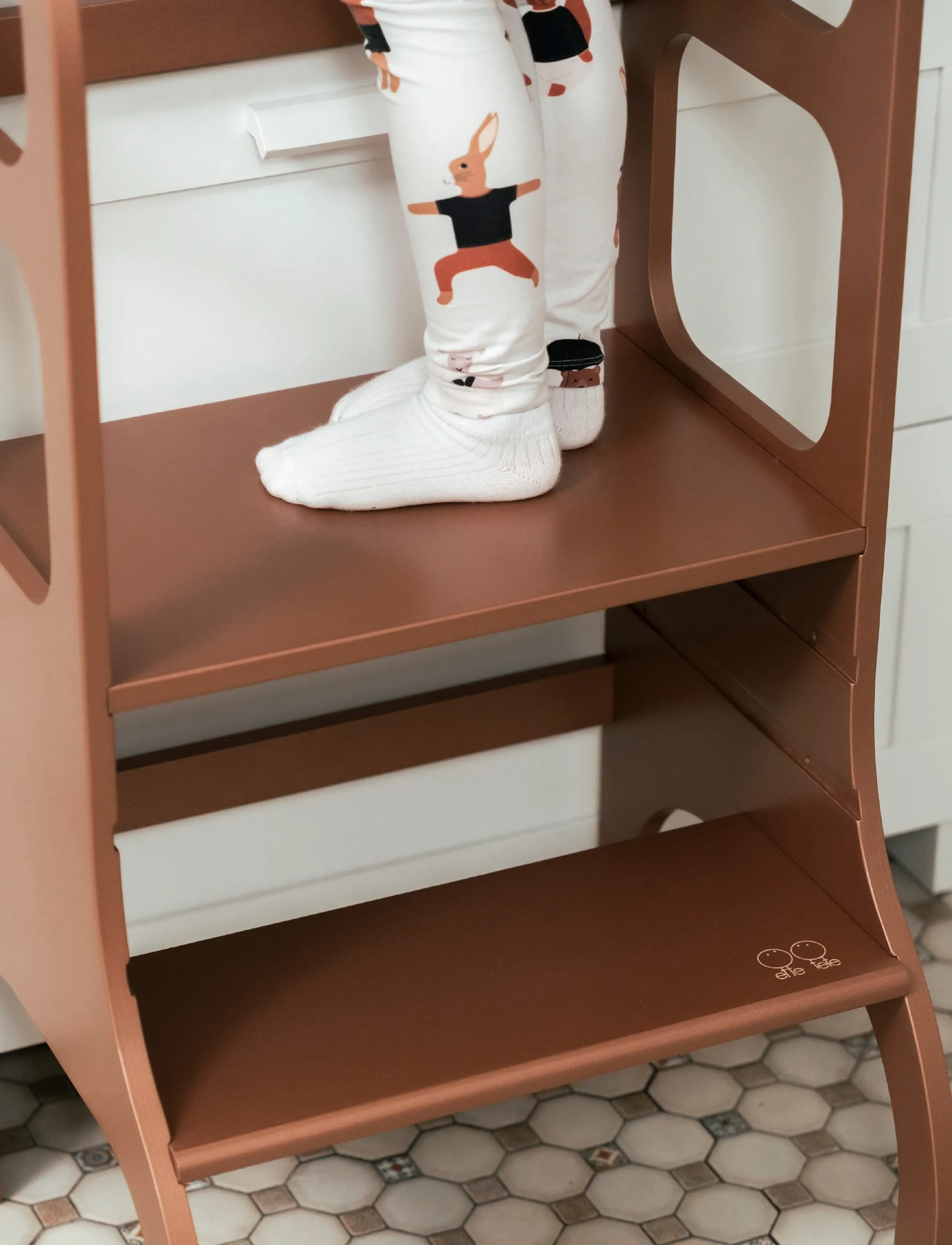 Ette Tete - STEP UP Adjustable Height Helper Tower - læringsstårn - mocha - 2