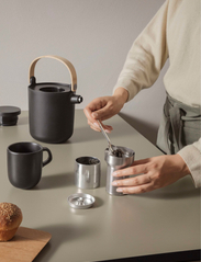 Eva Solo - Nordic kitchen tea vacuum jug 1l black - theepotten - black - 7