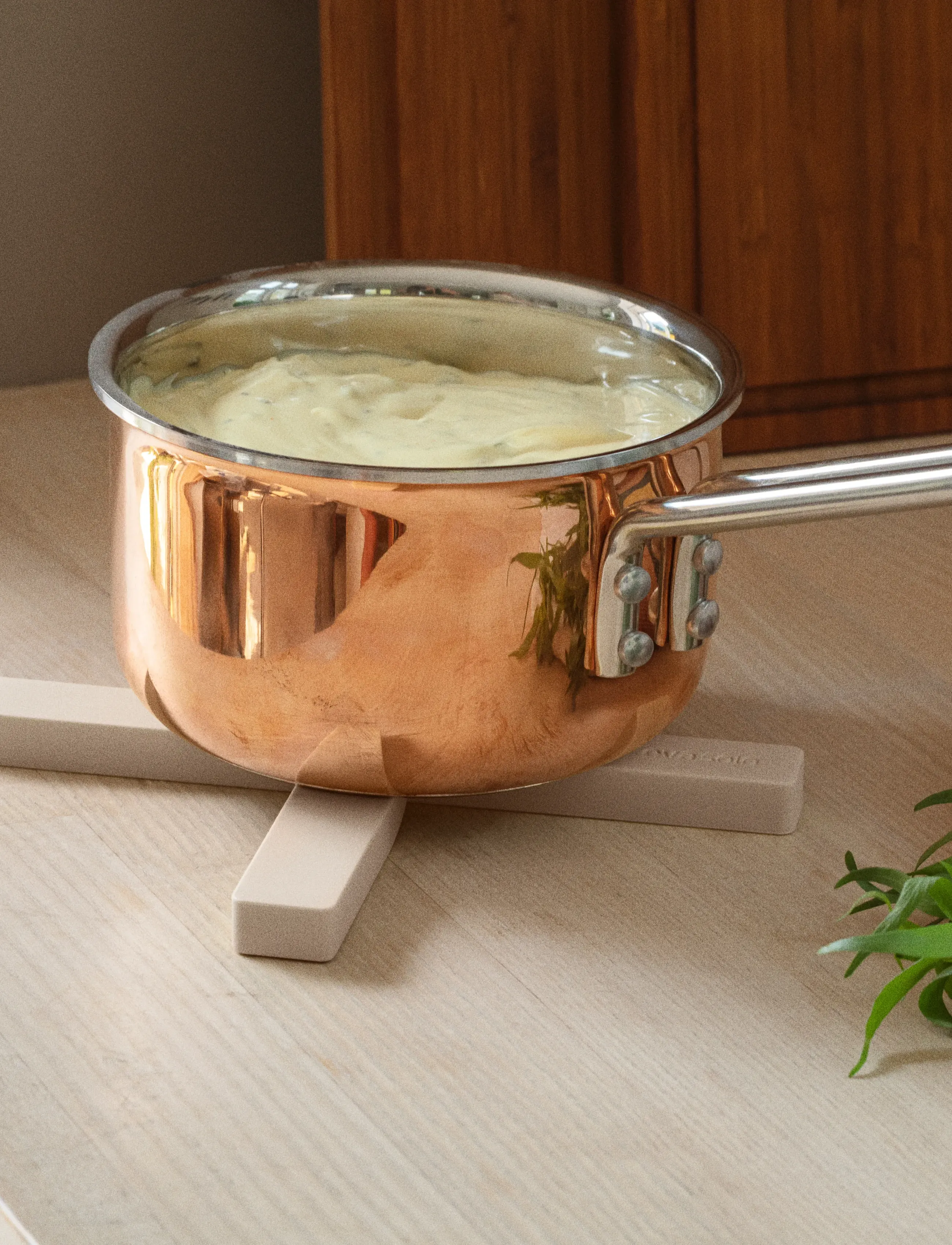 Eva Solo Magnetic Trivet Sand, 20 cm, Pots & Pans, Beige - Pot Coasters, Homeware