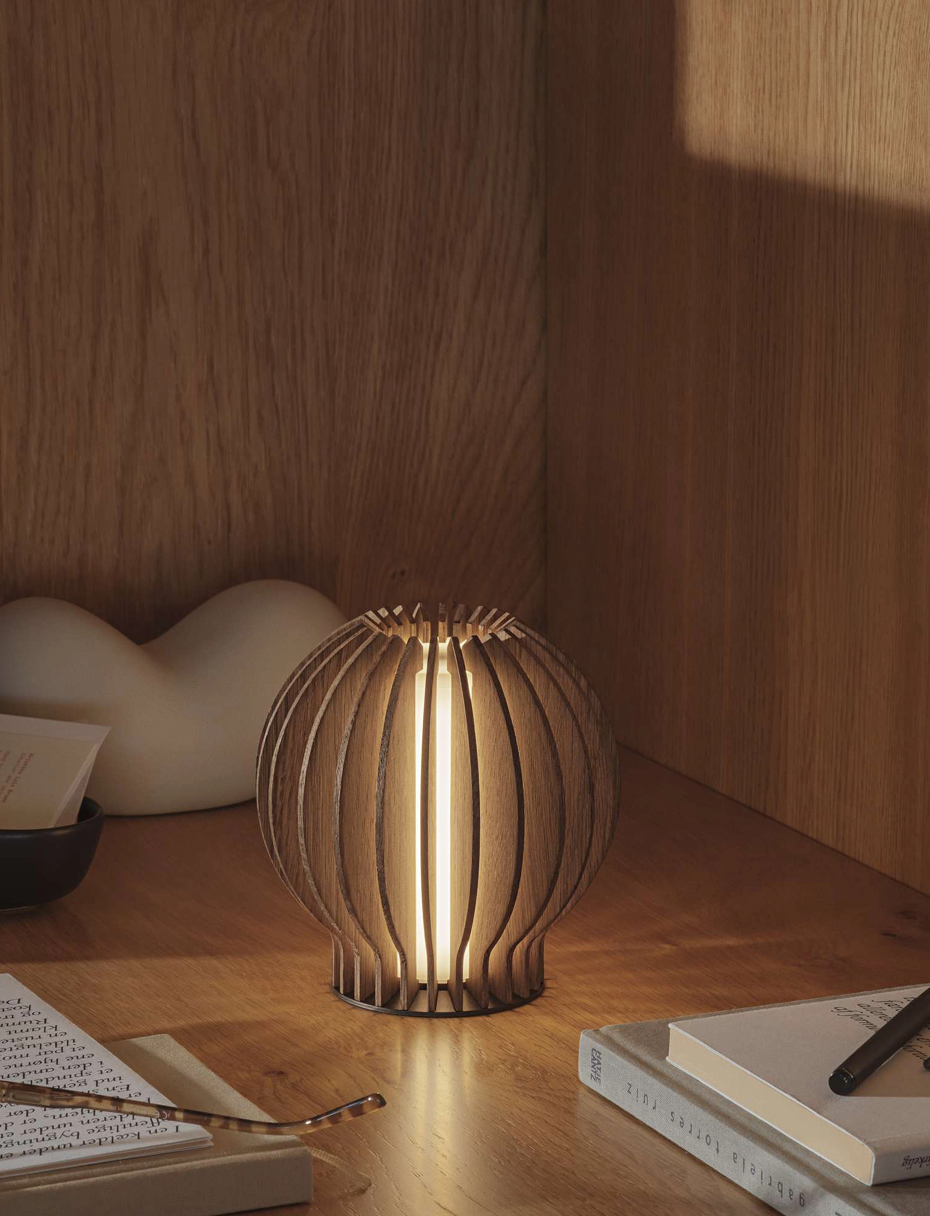 Eva Solo Radiant Rund Led Lampe Smoked Oak, One Size, Brown, Lamper > Bordlamper, Unisex