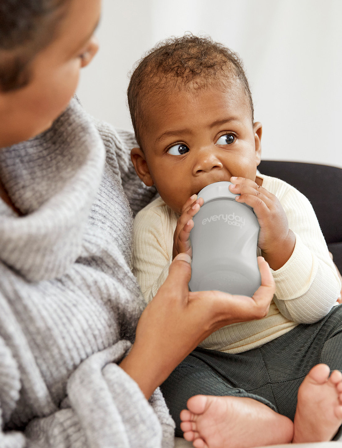 Glass bottle feeding deals baby