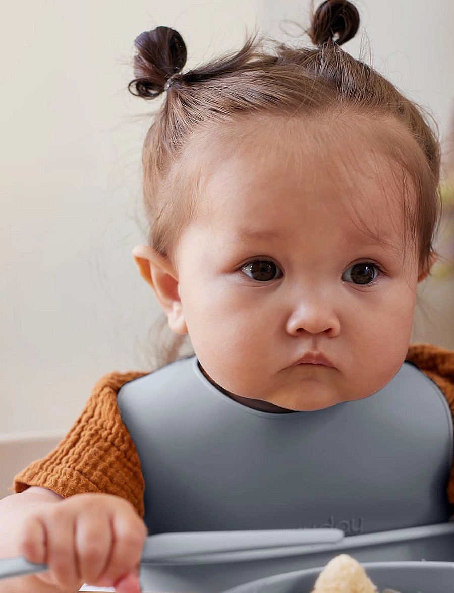 Everyday Baby - Silicone Bib with belts Quiet Grey - lätzchen - quiet grey - 0