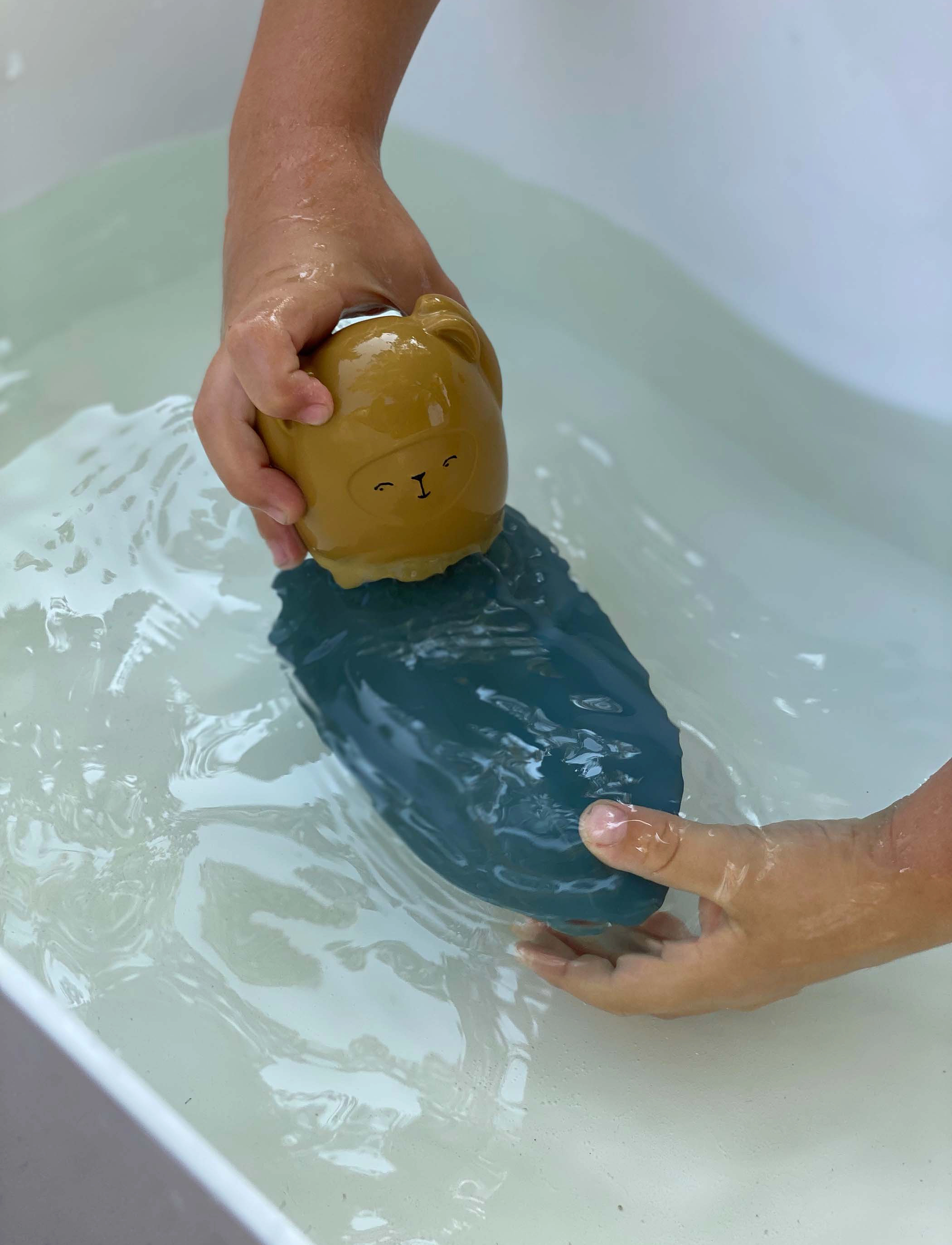 Fabelab Bath Legetøj - Bob The Bear & Surfboar, One Size, Multi/patterned, Bath & Water Legetøj > Bath Legetøj, Børn