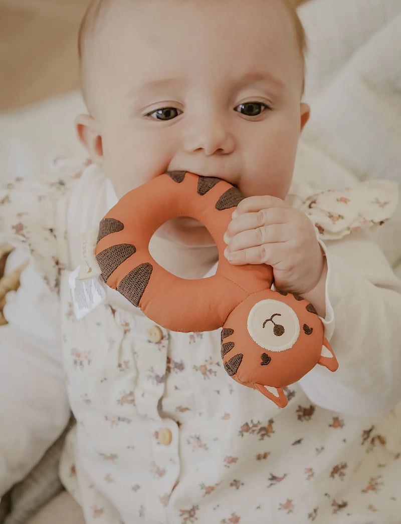 Fabelab - Rattle - Tiger - skallror - desert sun - 0