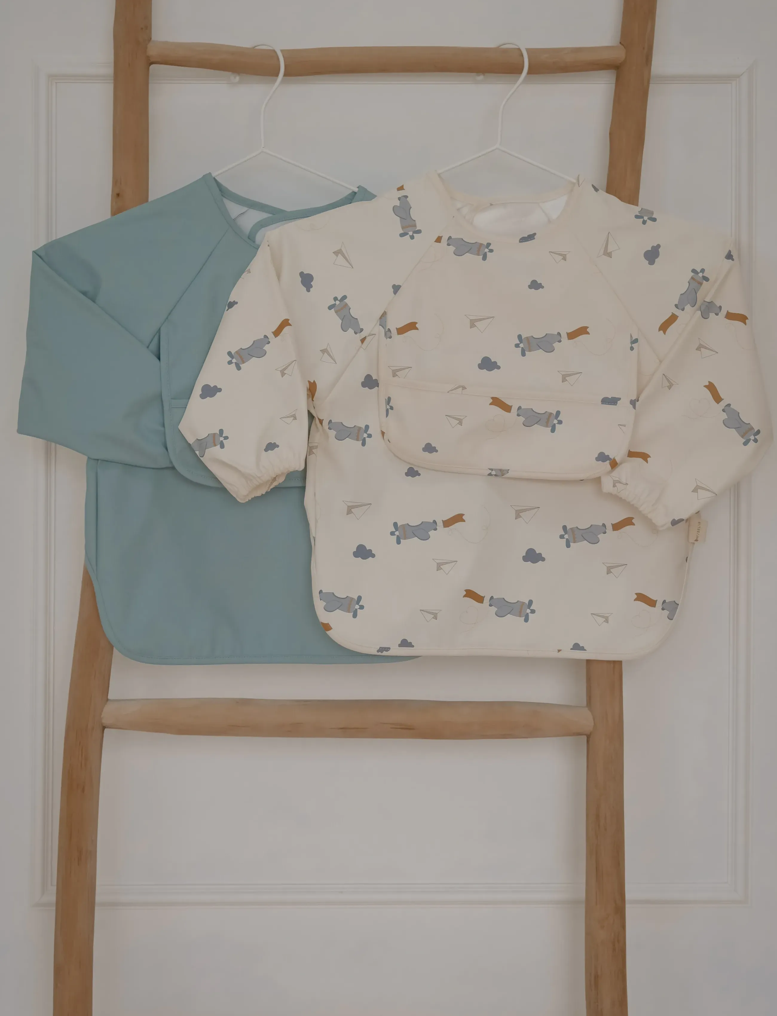Fabelab Sleeve Bib 2-Pack Little Flyers A, One Size, Bibs, Creme - Long Bib, Kinder