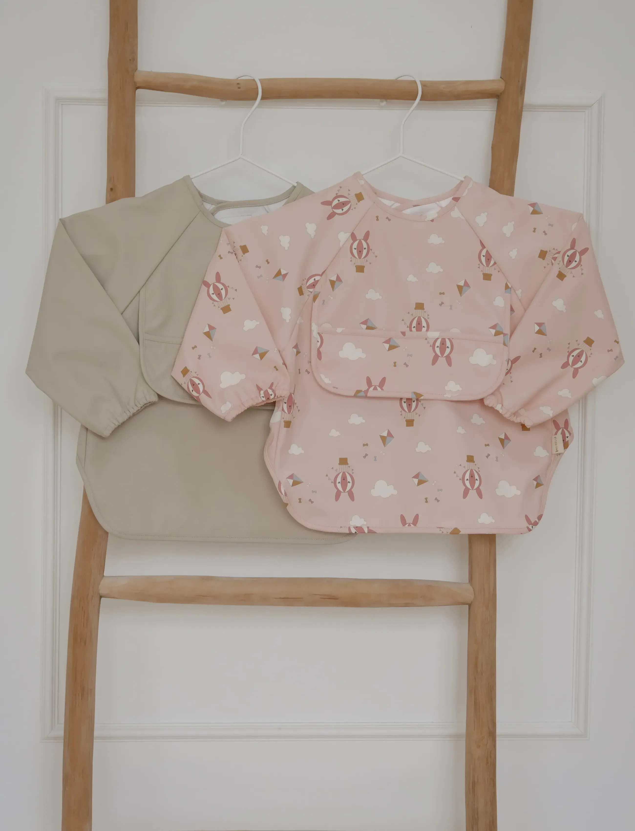 Fabelab Sleeve Bib 2-Pack Little Flyers A, One Size, Bibs, Beige - Long Bib, Kinder