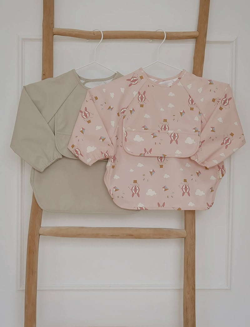 Fabelab - Sleeve Bib 2-pack - Little Flyers A - pikkade varrukatega pudipõll - oxford tan - 0