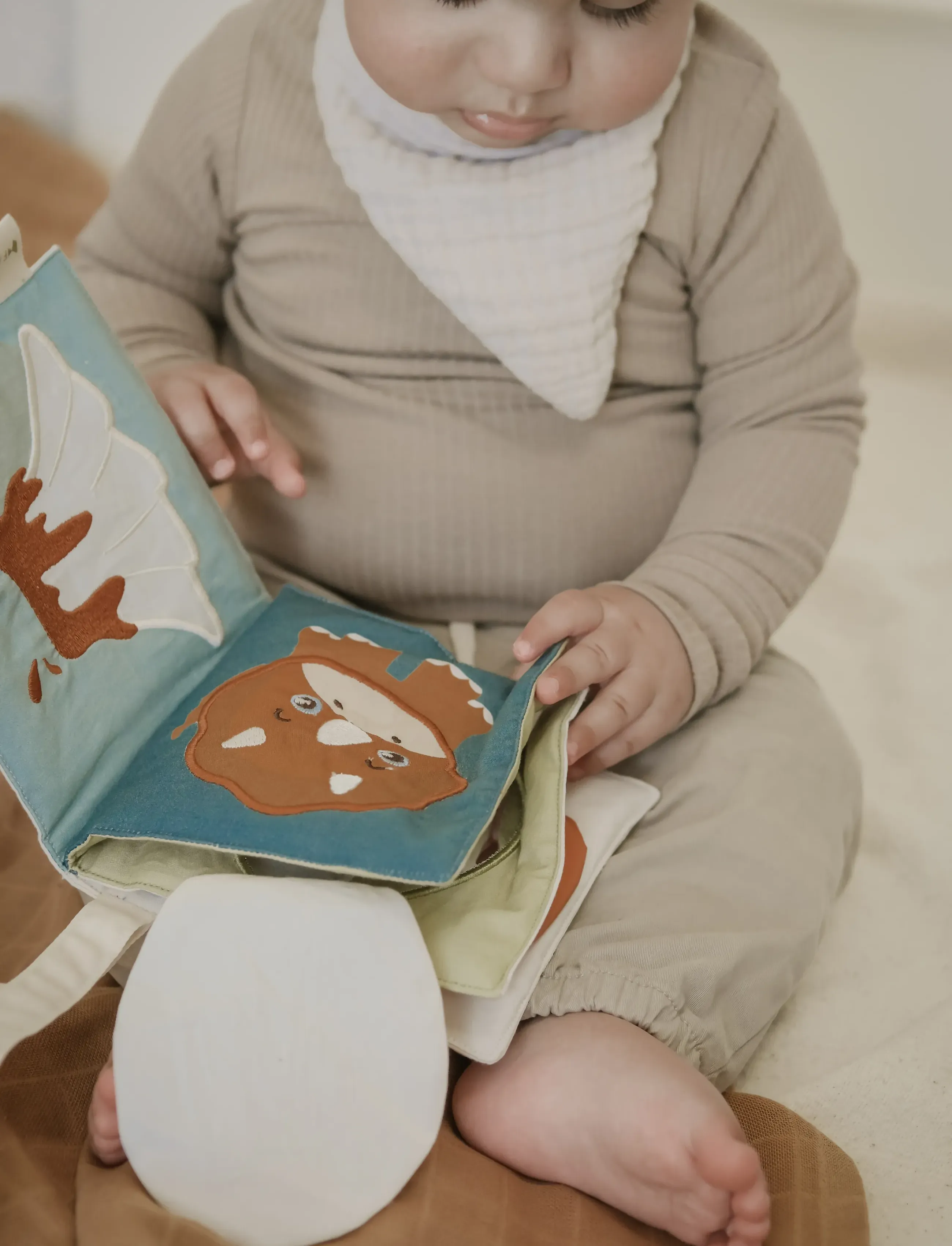 Fabelab - Fabric Book - Dinoland - interaktiva leksaker - seedpearl - 0