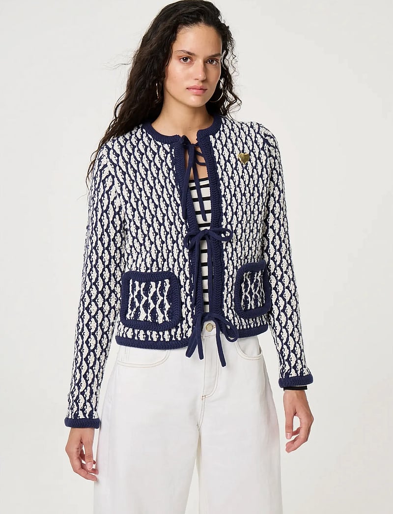 Fabienne Chapot - Balou Cardigan - neuletakit - cosy white/navy - 2