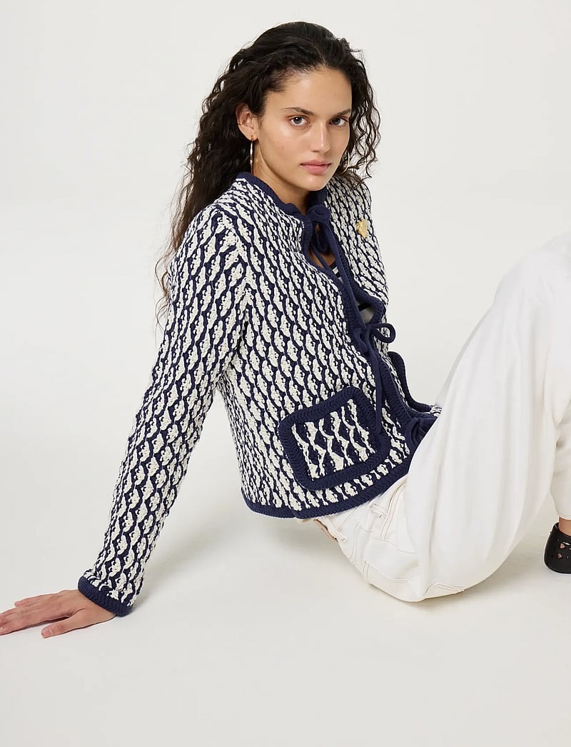 Fabienne Chapot - Balou Cardigan - neuletakit - cosy white/navy - 4