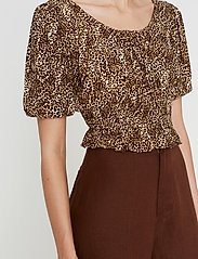 Faithfull The Brand - Anne Laure Top - hauts courts - charlie leopard print - 4