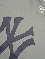 Fanatics - New York Yankees Primary Logo Graphic T-Shirt - zemākās cenas - stone gray - 2