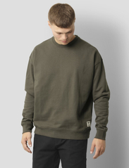 Fat Moose - Nelson Organic Crew - sweatshirts - beetle green - 1
