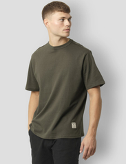 Fat Moose - Nelson Organic Tee SS - lowest prices - beetle green - 1