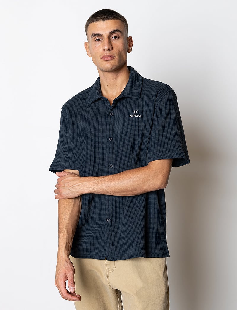 Fat Moose - Scott S/S shirt - kortärmade skjortor - navy - 0