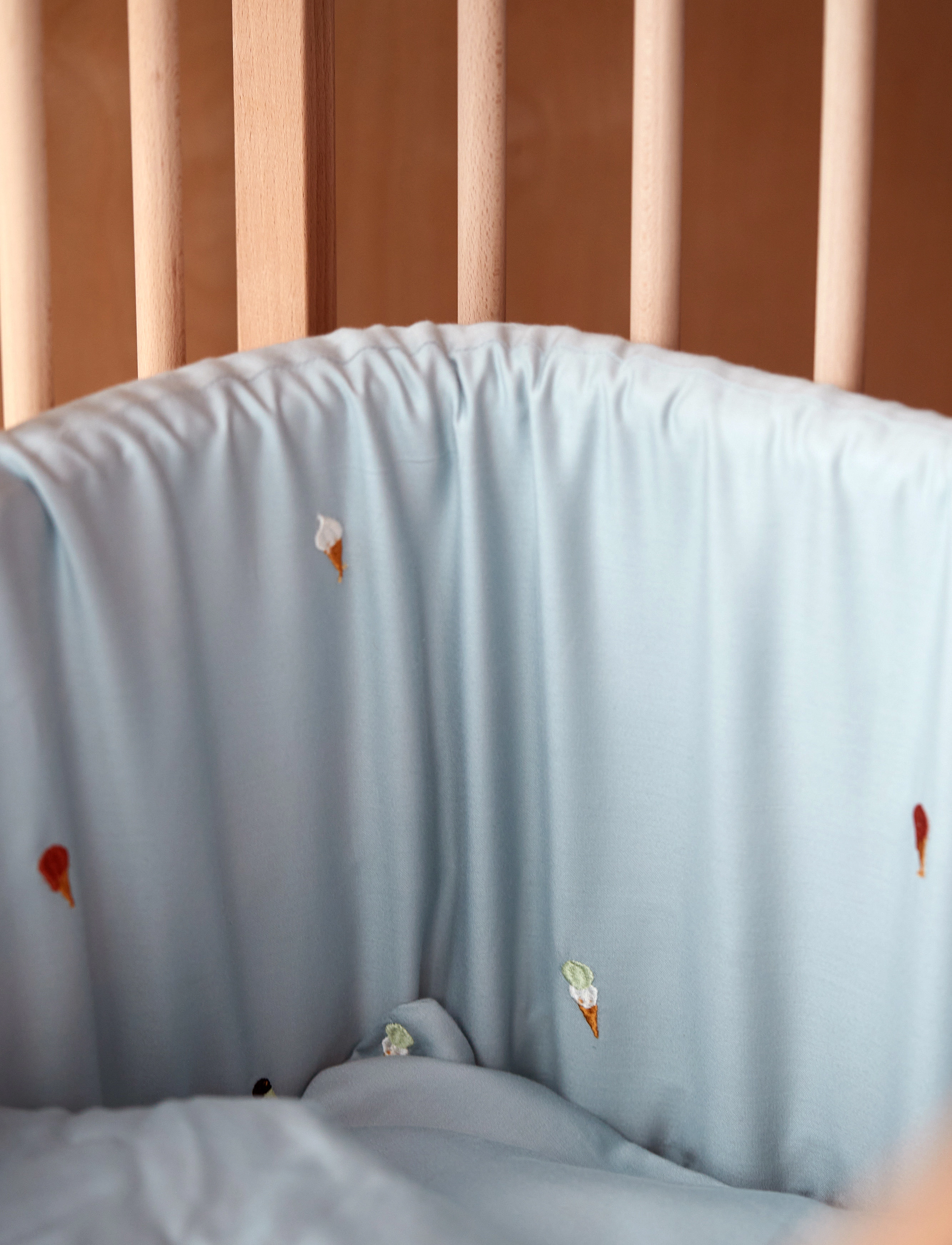 Filibabba Sengerand – Broderet Cool Summer Design Pearl Blue, One Size, Baby Beds & Accessories, Blau - Bed Bumper, Kinder