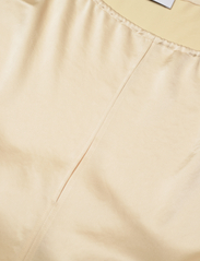 Filippa K - Belted Satin Jumpsuit - pükskostüümid - vanilla - 2