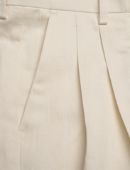 Filippa K - Pleated Pinstripe Trousers - ballīšu apģērbs par outlet cenām - bone white - 2