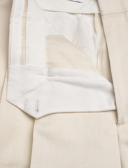 Filippa K - Pleated Pinstripe Trousers - ballīšu apģērbs par outlet cenām - bone white - 3