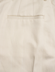 Filippa K - Pleated Pinstripe Trousers - ballīšu apģērbs par outlet cenām - bone white - 4