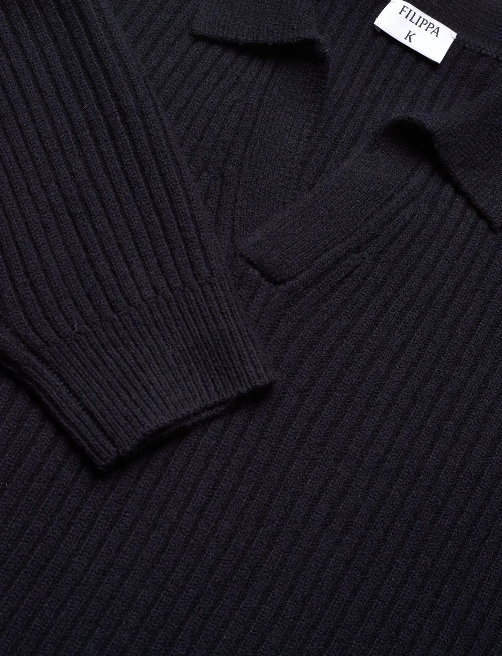 Filippa K - Ribbed Wool Polo Shirt - megztinis su v formos apykakle - navy - 2