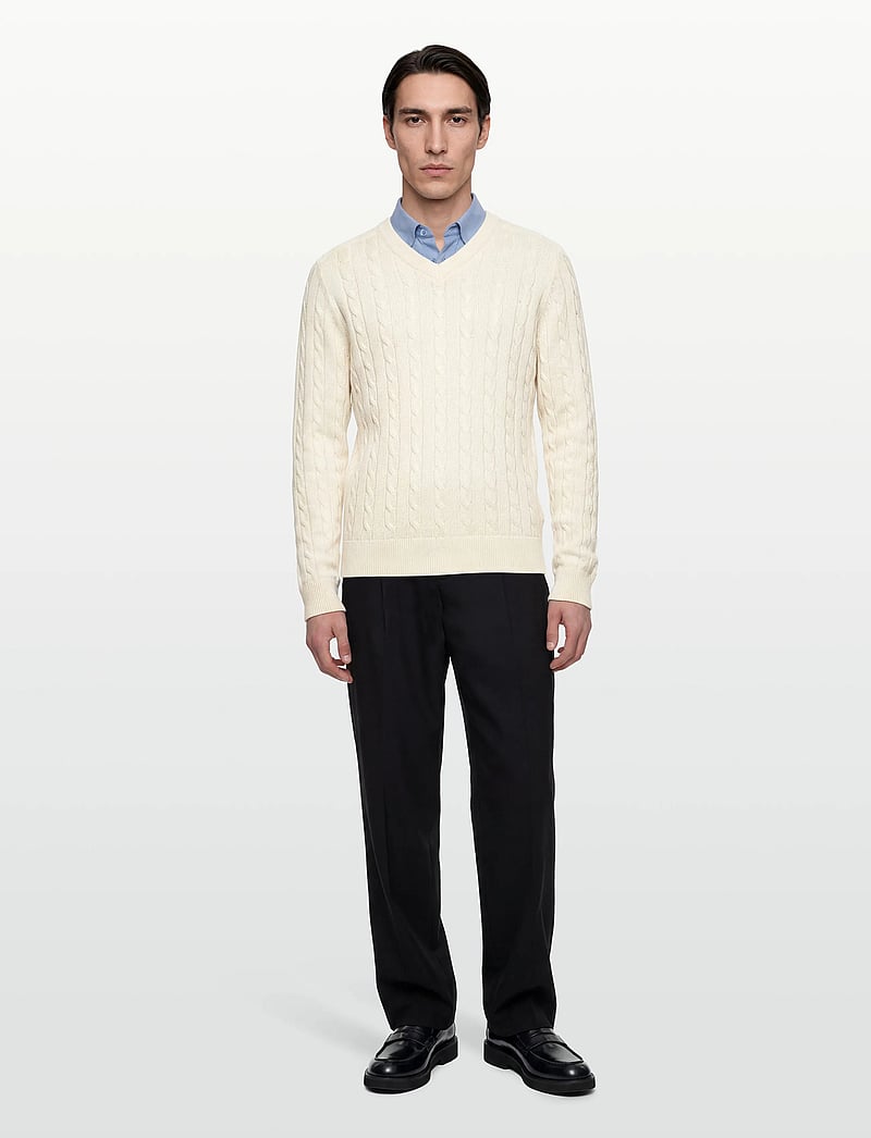 Filippa K - Braided Cotton V-Neck Sweater - v-ausschnitt - calico white - 0