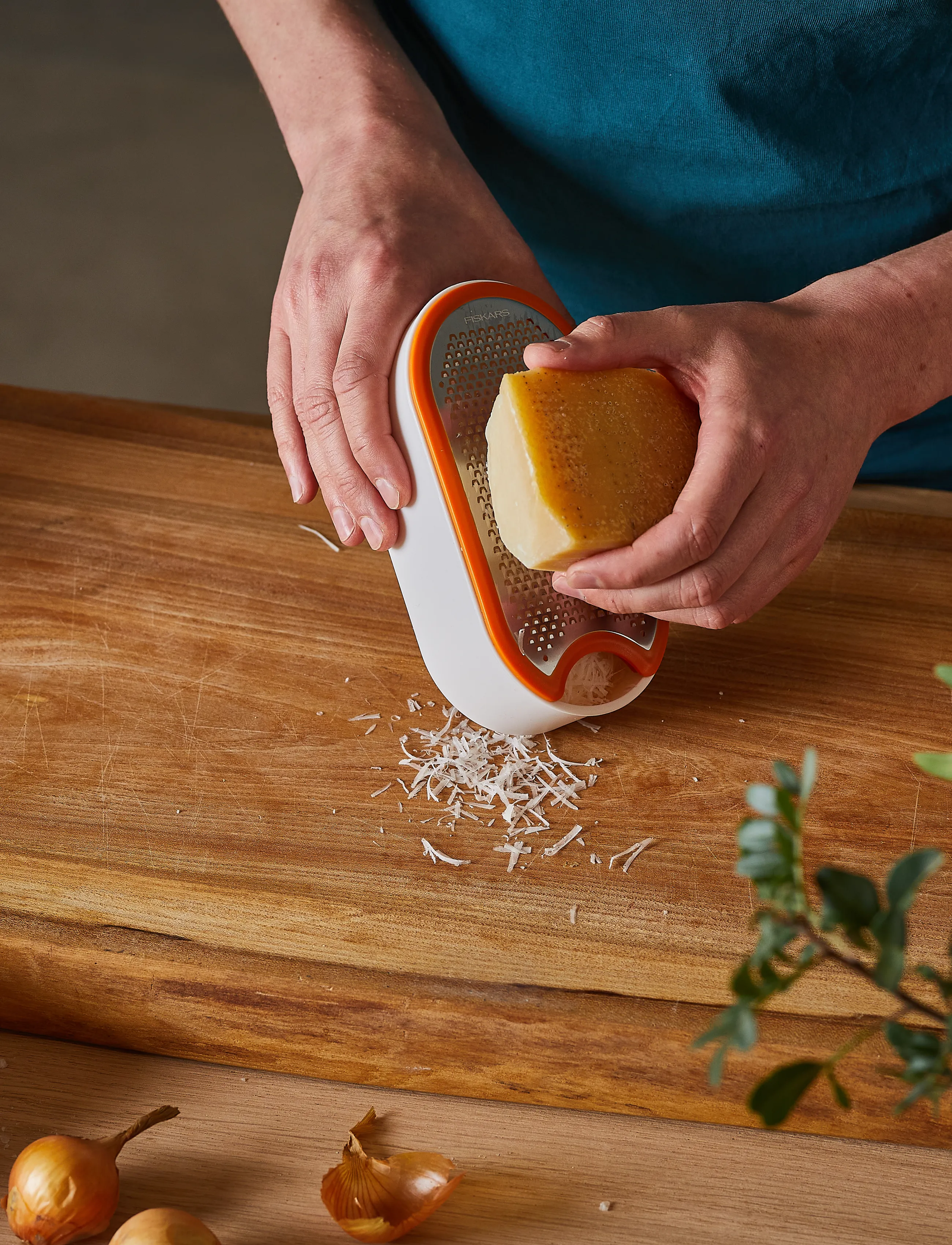 Fiskars Ff-Rivejern Med Opsamlingsbeholder, One Size, Kitchen Tools, Weiß - Graters, Homeware