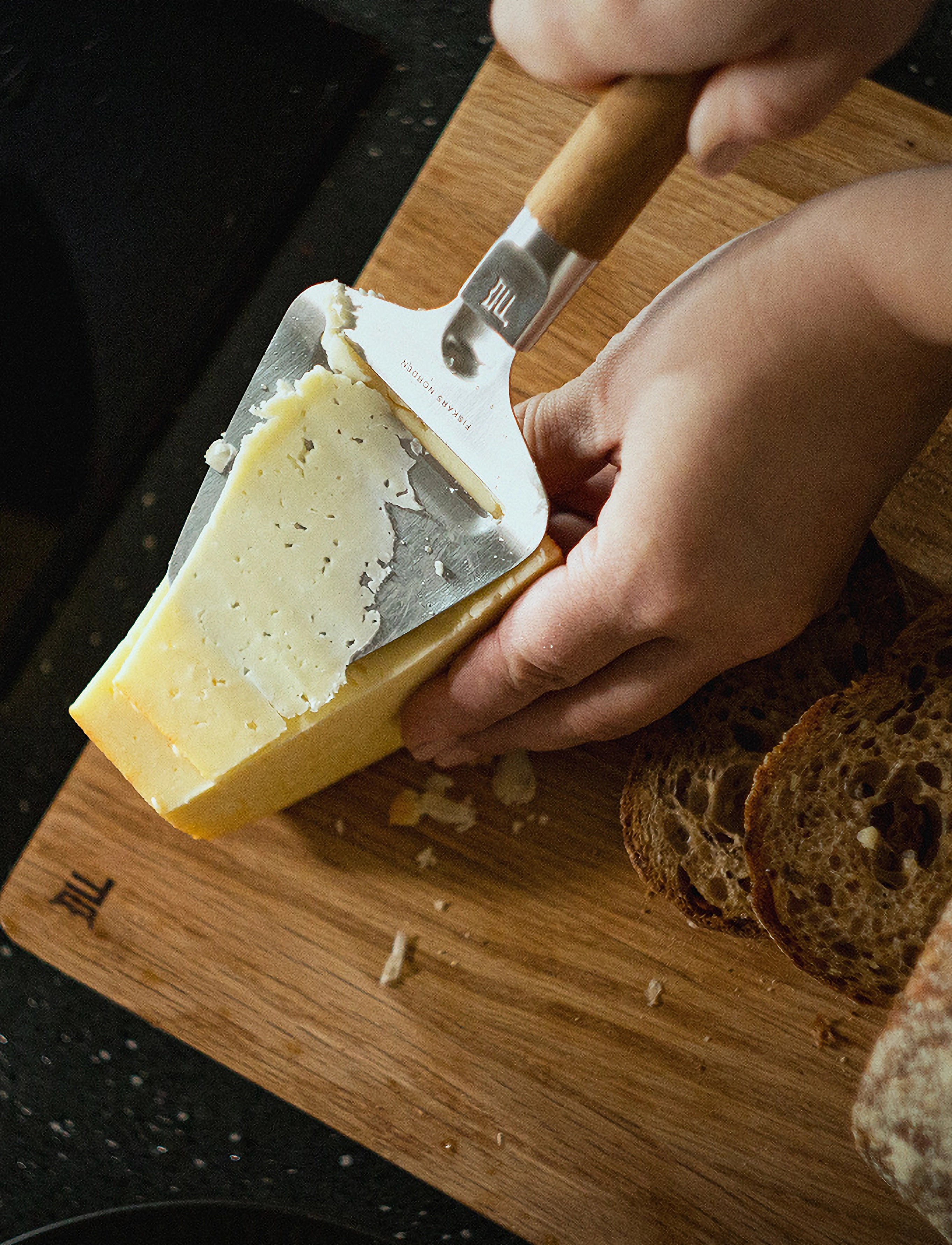 Fiskars - Norden Cheese Slicer for Hard Cheese - siera rīves - natural - 5