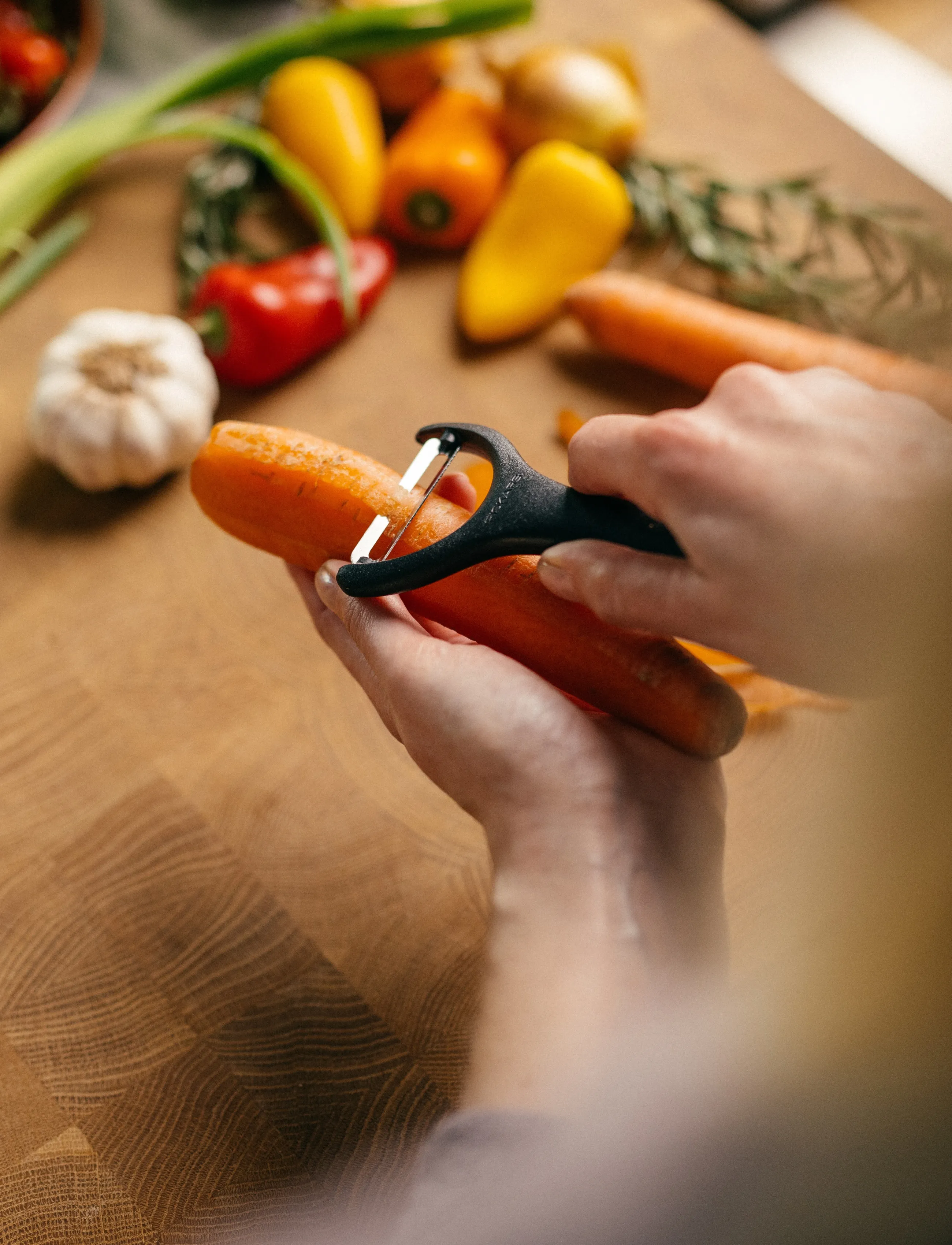 Fiskars Essential Yshaped Peeler, One Size, Kitchen Tools, Schwarz - Potato Homeware