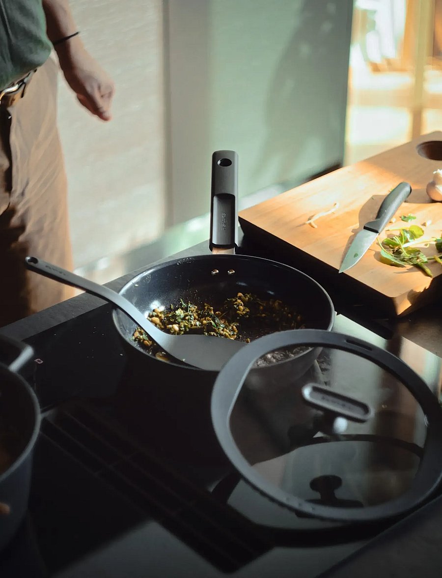 Fiskars - Hard Face sauté pan 26cm w/lid - black - 0