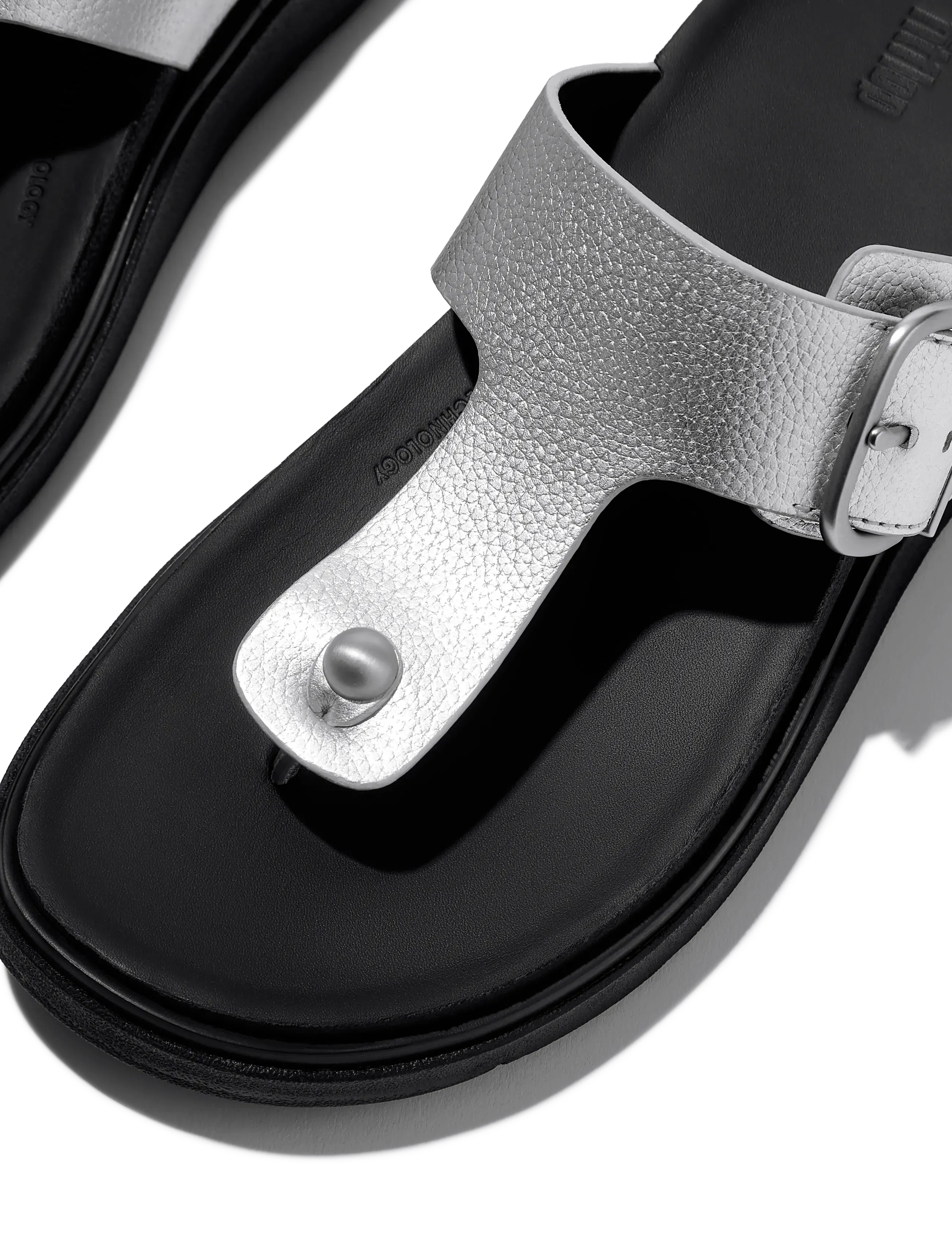 FitFlop - GEN-FF BUCKLE TUMBLED-LEATHER TOE-POST SANDALS - flat sandals - silver - 4