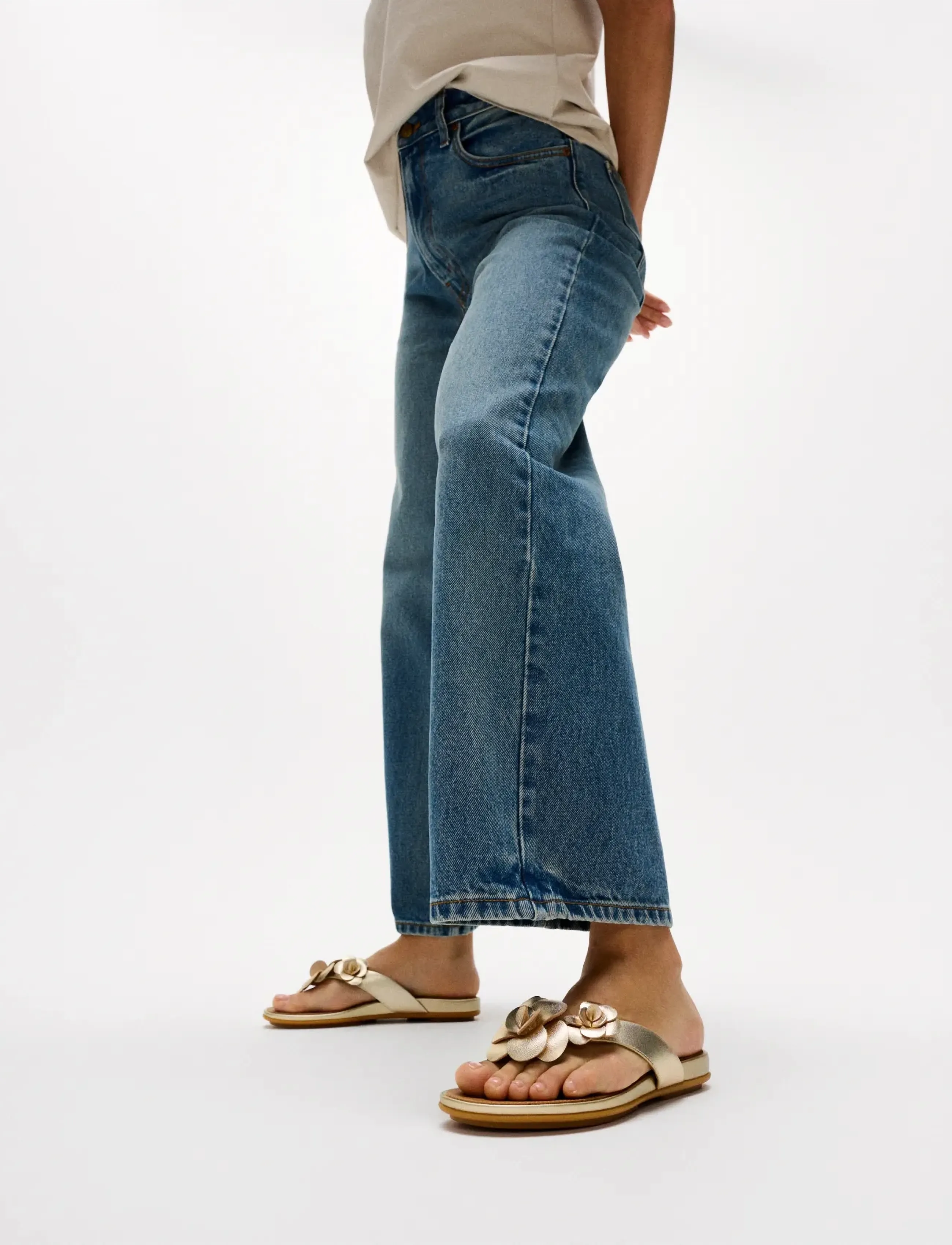 FitFlop Gracie Flower Leather Flip-Flops, 36, Gold, Sandaler > Flip Flops, Dame