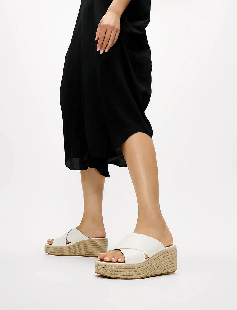 FitFlop - PLATFFORMS ESPADRILLE LEATHER WEDGE CROSS SLIDES - plateau-sandalen - urban white - 0