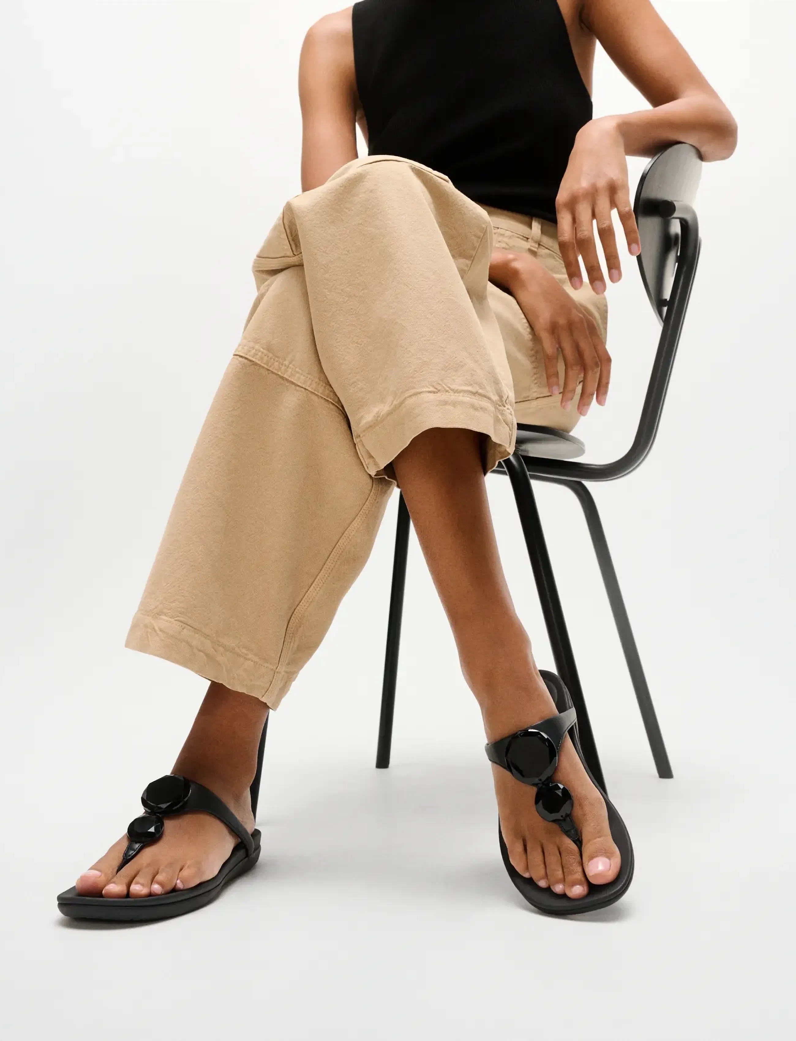 FitFlop Solay Glossy-Disc Toe-Post Sandals, 36, Black, Sandaler > Flade Sandals, Dame
