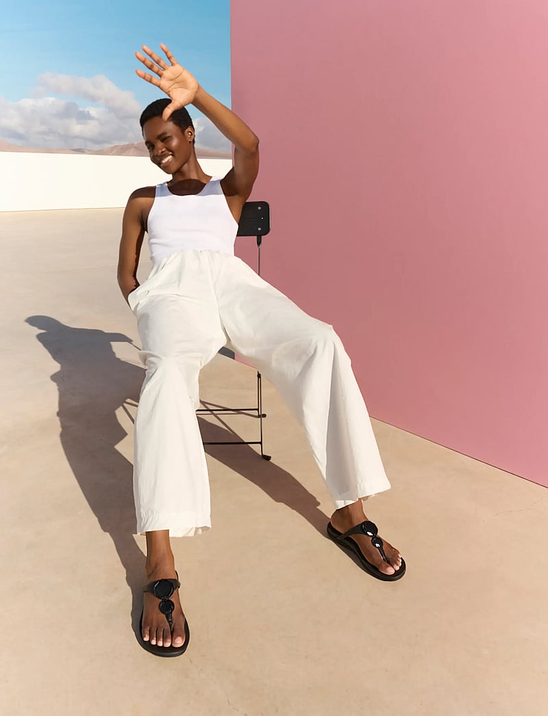FitFlop - SOLAY GLOSSY-DISC TOE-POST SANDALS - flade sandaler - black - 5