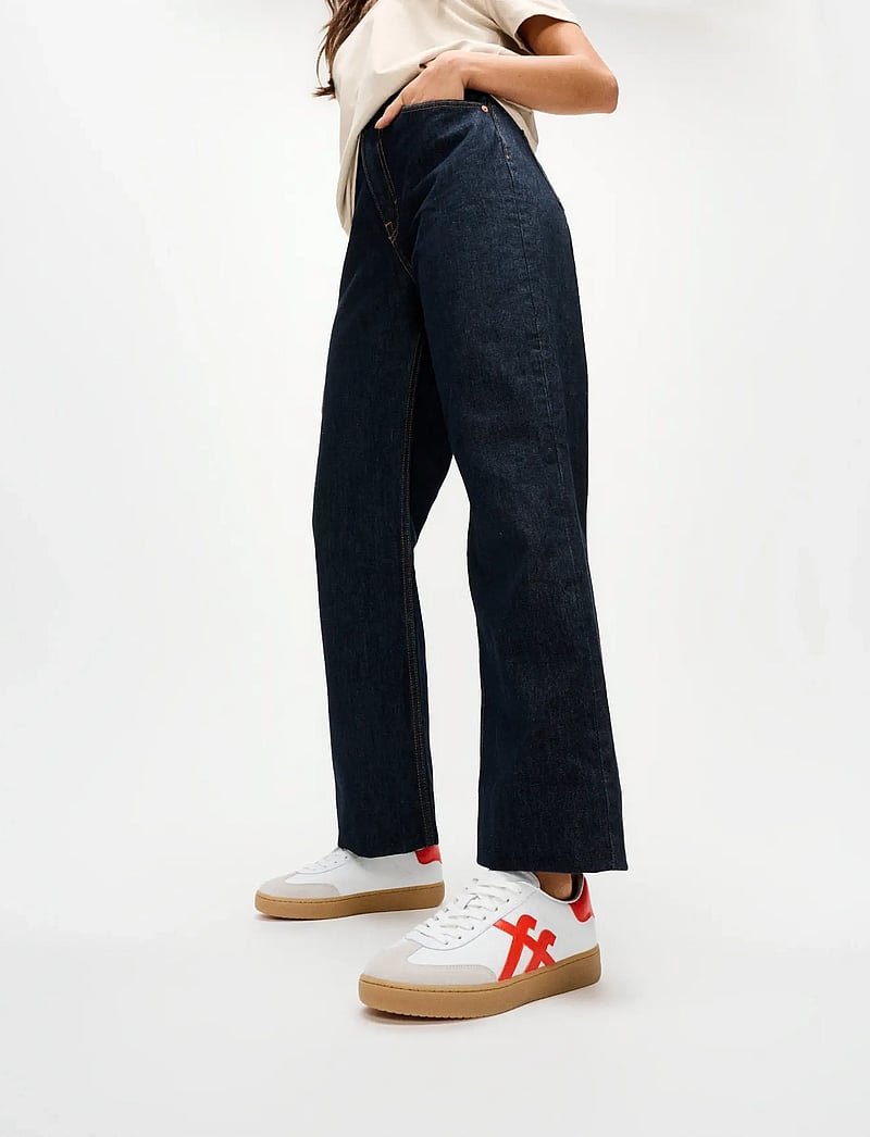 FitFlop - THE DASH T-TOE LEATHER SNEAKERS - konfirmation - urban white/cherry tomato - 0