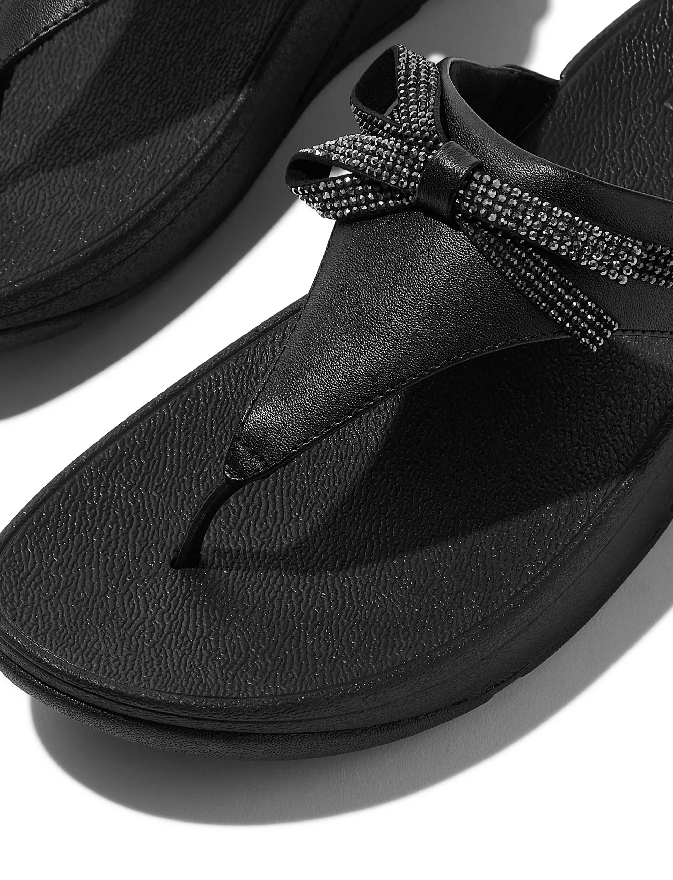 FitFlop - LULU GLITZ-BOW LEATHER TOE-POST SANDALS - platformsandaler - all black - 5