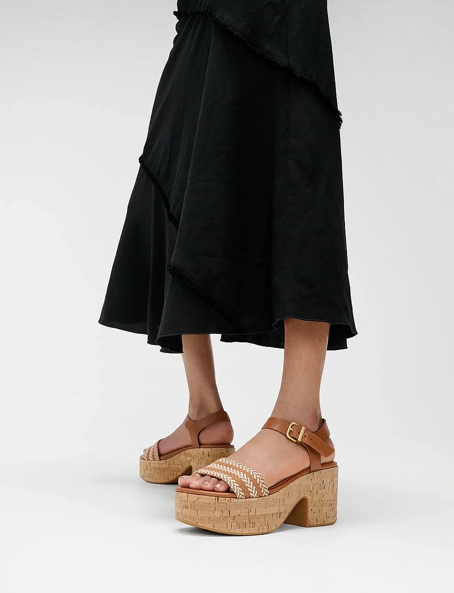 FitFlop - PLATFFORMS V-WEAVE/LEATHER HEELED A/STRAP SANDALS - platformsandaler - deep tan - 5
