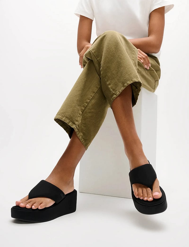 FitFlop - PLATFFORMS WEDGE TOE-POST SANDALS - plateau-sandalen - all black - 0