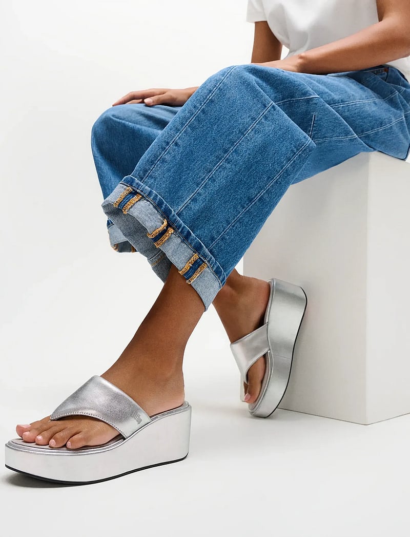 FitFlop - PLATFFORMS WEDGE TOE-POST SANDALS - platformsandaler - silver - 0
