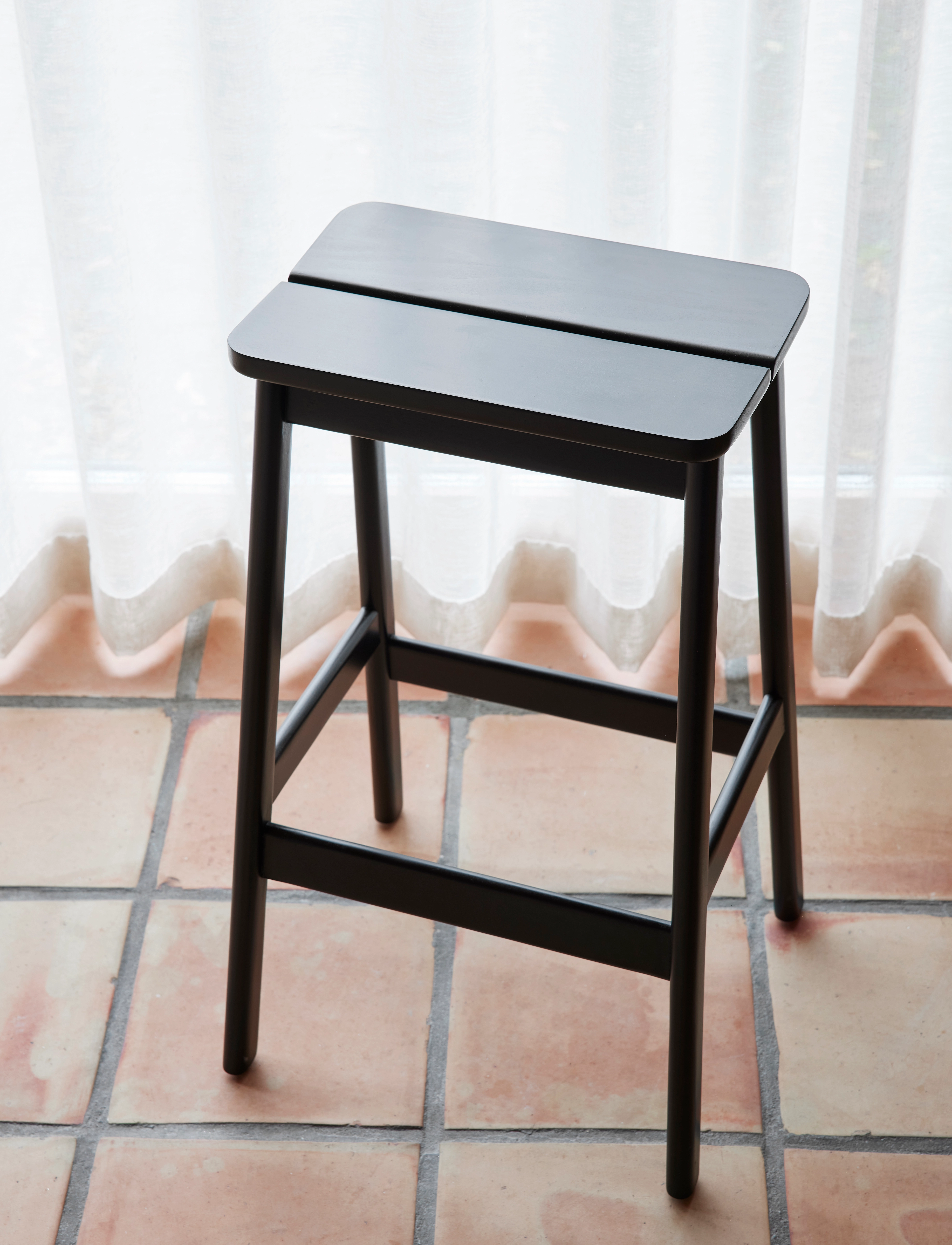 Form & Refine Angle Standard Bar Stol 75, H:75 cm x 39, Chairs Stools, Schwarz - Stools Benches, Homeware