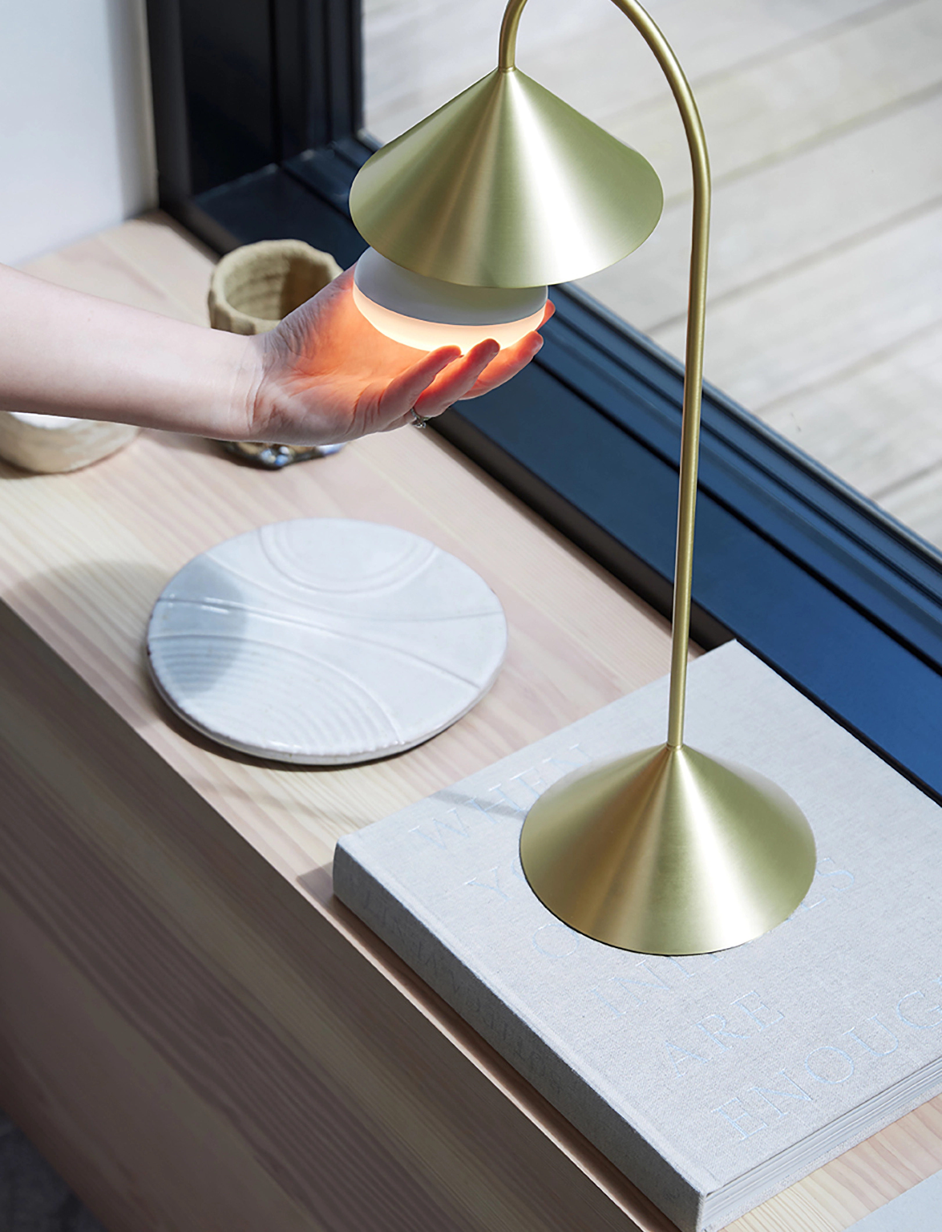 Frandsen Lighting Grasp Portable, H47 cm, Lamps, Gold - Table Homeware