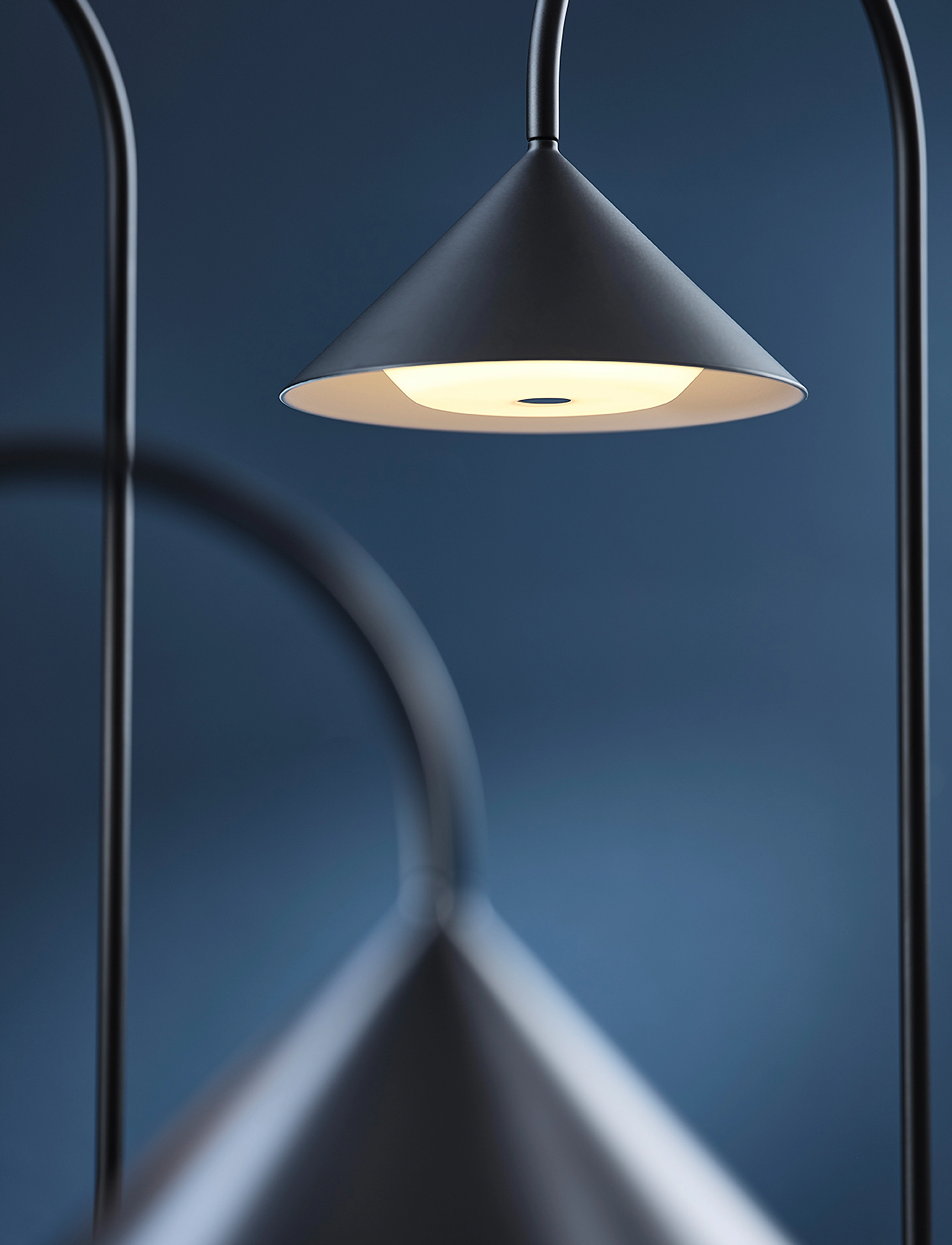 Frandsen Lighting Grasp Portable, H47 cm, Black, Lamper > Bordlamper, Unisex