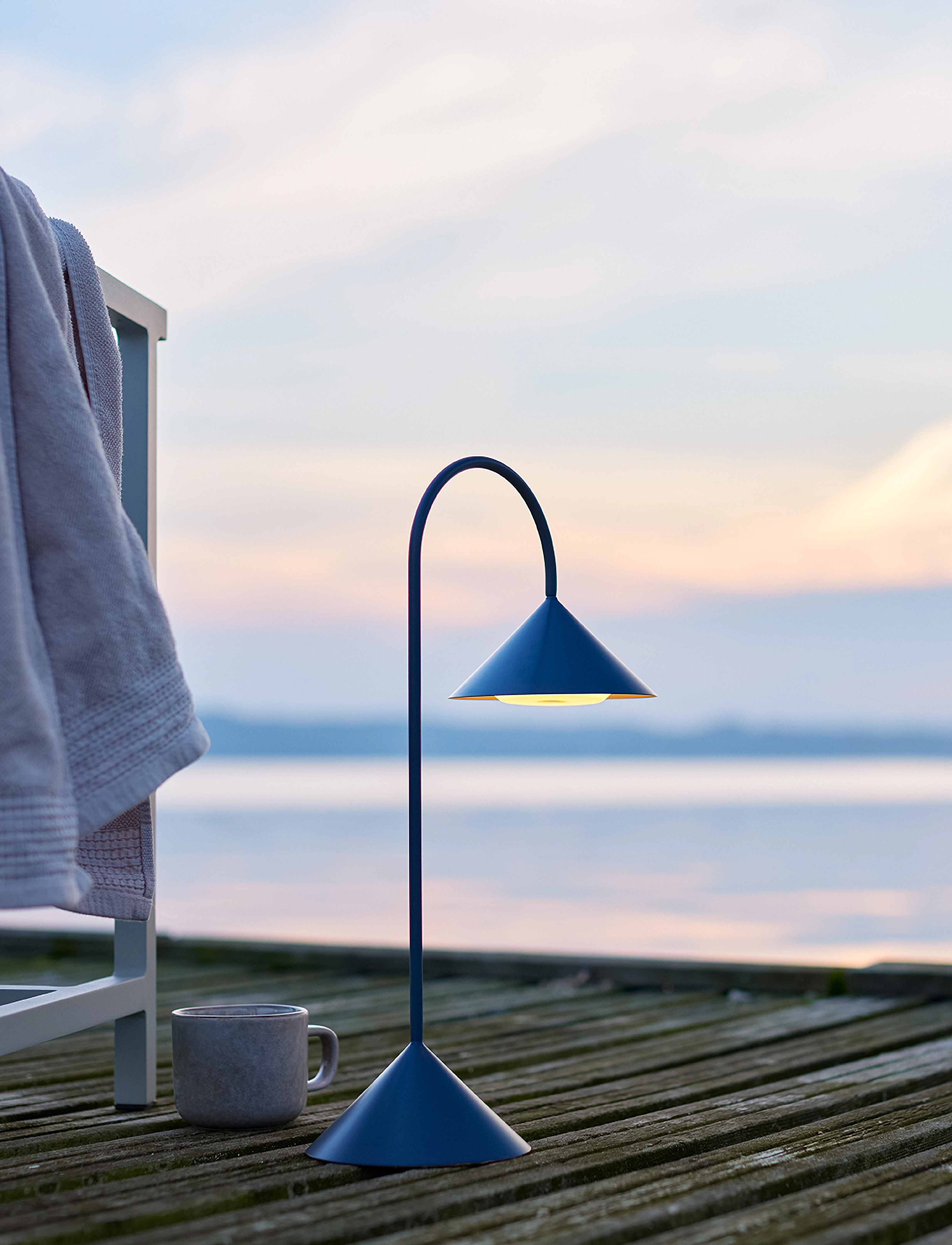 Frandsen Lighting Grasp Portable, H47 cm, Lamps, Blau - Table Homeware