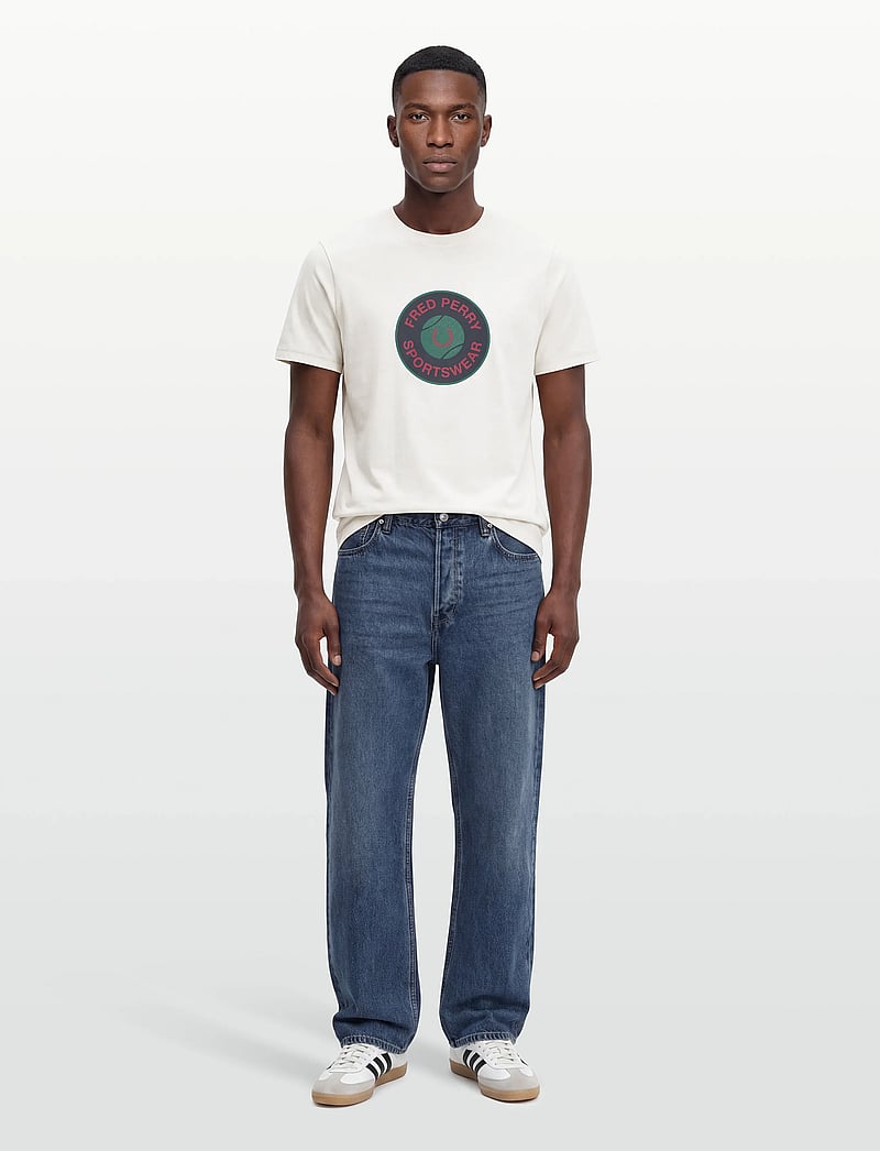 Fred Perry - TENNIS BADGE GRAPHIC TEE - alussärgid ja t-särgid - snow white - 0