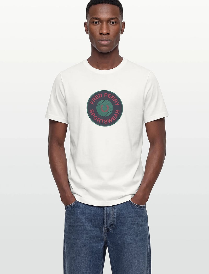Fred Perry - TENNIS BADGE GRAPHIC TEE - alussärgid ja t-särgid - snow white - 3