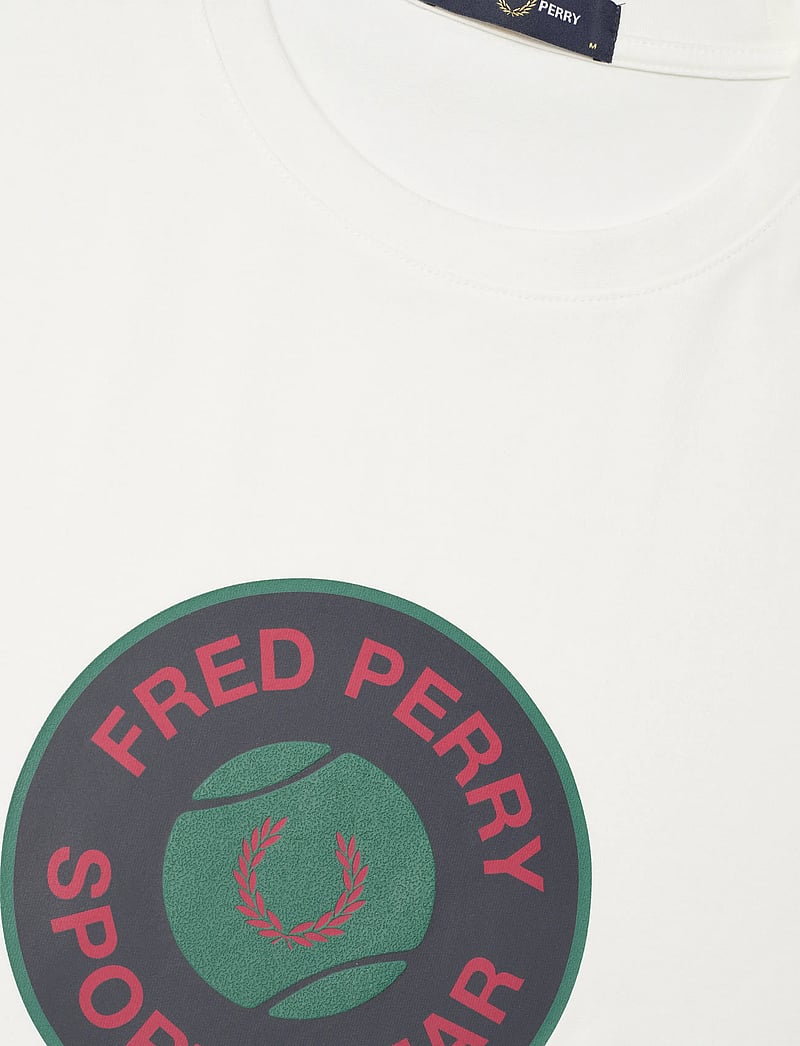 Fred Perry - TENNIS BADGE GRAPHIC TEE - alussärgid ja t-särgid - snow white - 2