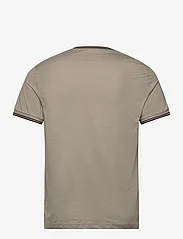 Fred Perry - TWIN TIPPED T-SHIRT - laisvalaikio marškinėliai - warm grey/brick - 1