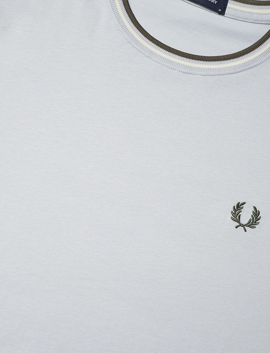 Fred Perry - TWIN TIPPED T-SHIRT - kurzärmelige t-shirts - dusky blue / ecru / laurel wre - 4
