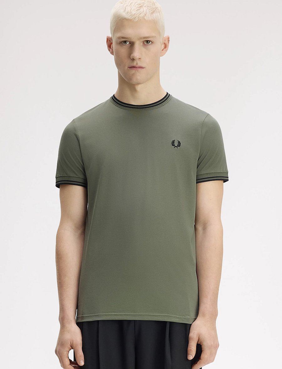 Fred Perry - TWIN TIPPED T-SHIRT - short-sleeved t-shirts - lrlwrthgreen/blk - 0